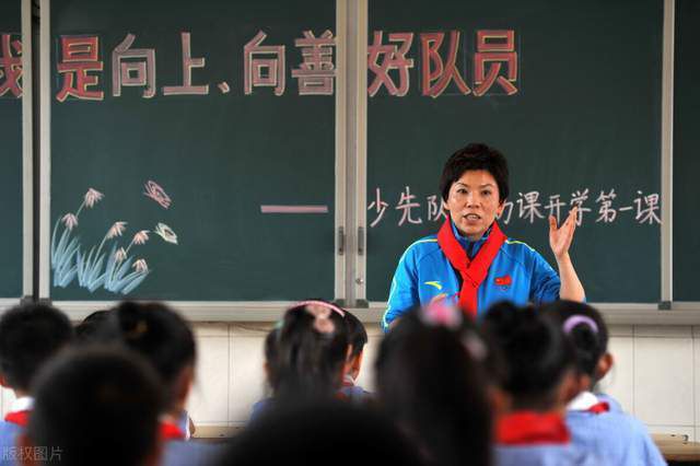 那只紫色耳朵仿佛在昭示它的与众不同，但似乎也在说:我也没有什么不同，我只是一只猫，一只耳朵上涂了紫色胭脂的猫。